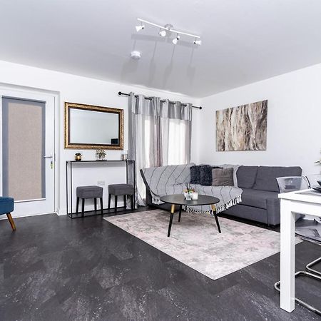 Spacious 3 Bedroom House In Glasgow City With Private Parking & Garden Extérieur photo
