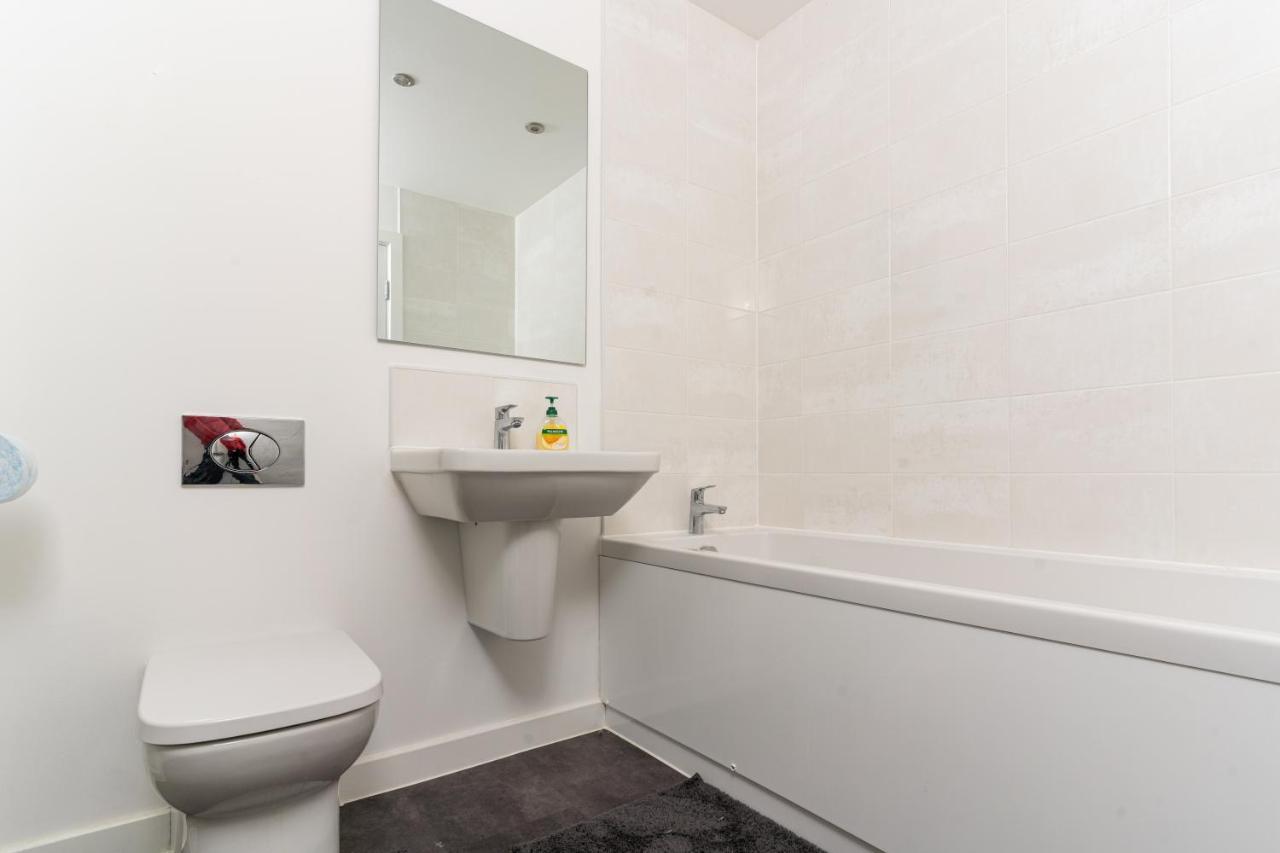 Spacious 3 Bedroom House In Glasgow City With Private Parking & Garden Extérieur photo